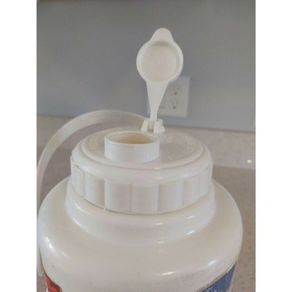 Vintage Bee Plastics Water Jug Family Size Half Gallon Orange Triple insulated - Picture 5 of 7